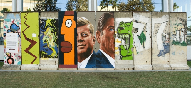 Photo: Berlin Wall on Wilshire Blvd (c) Wende Museum of the Cold War, Los Angeles